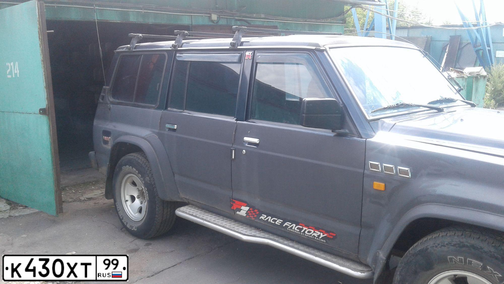 Фото автомобиля NISSAN PATROL, 1992 — госномер Е555АВ90. Цвет: СИНИЙ ТЕМНЫЙ