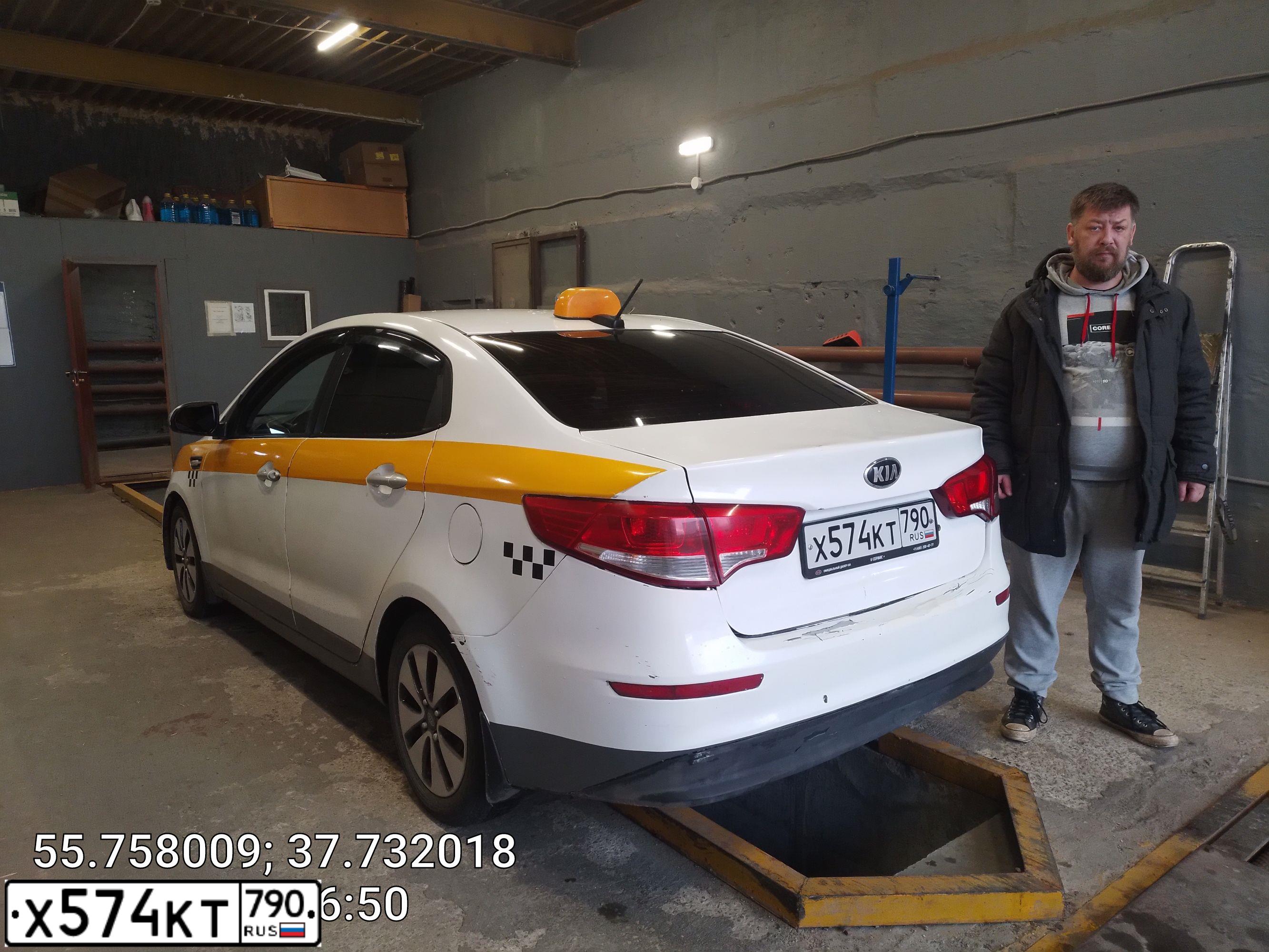 Фото автомобиля KIA RIO, 2017 — госномер Х574КТ790. Цвет: БЕЛЫЙ-ЖЕЛТЫЙ-СЕРЫЙ