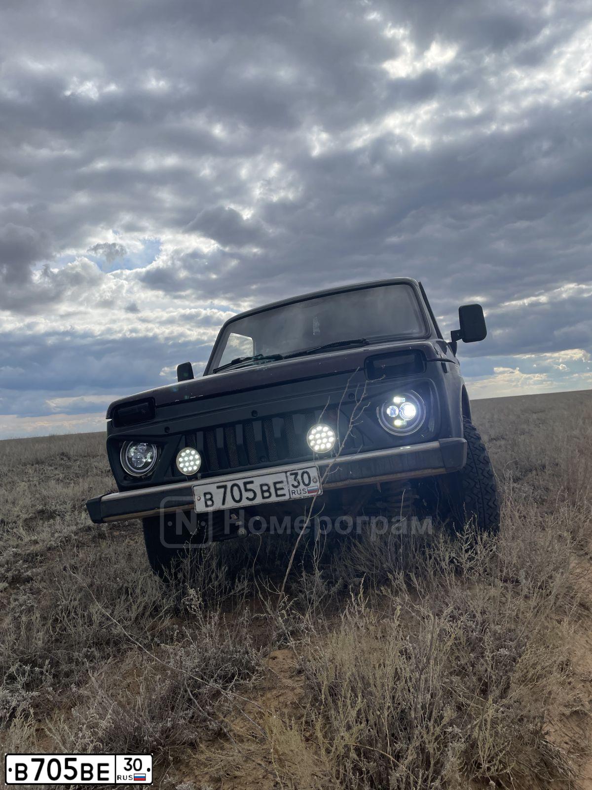 Фото автомобиля LADA 2121 NIVA, 2001 — госномер В705ВЕ30. Цвет: ФИОЛЕТОВЫЙ