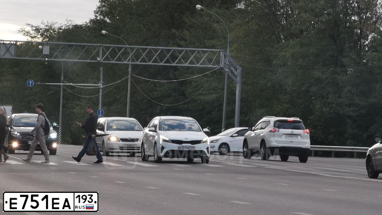 Фото автомобиля HYUNDAI SOLARIS, 2022 — госномер Е751ЕА193. Цвет: СЕРЫЙ