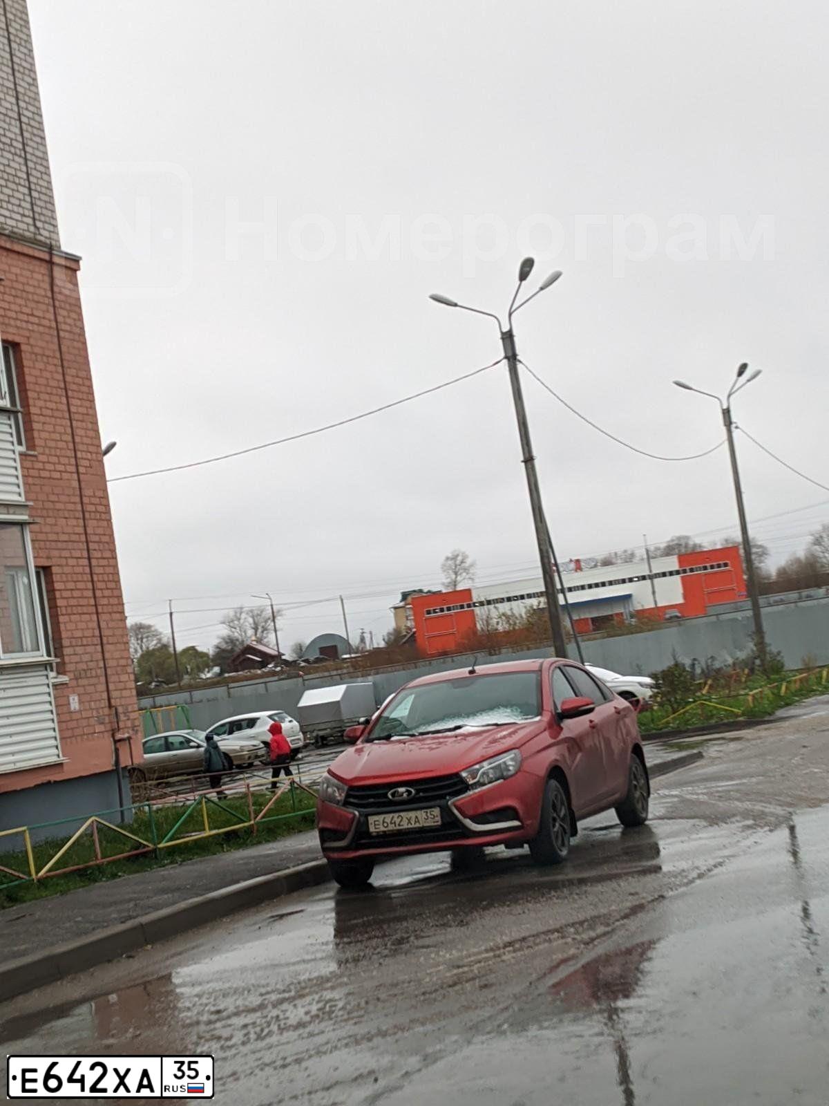Фото автомобиля LADA VESTA, 2017 — госномер Е642ХА35. Цвет: КРАСНЫЙ