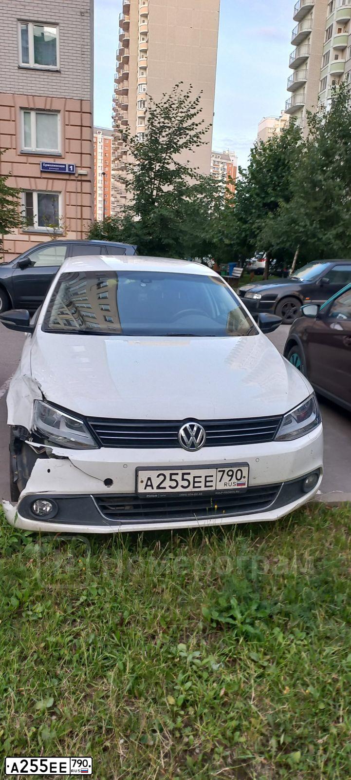 Фото автомобиля VOLKSWAGEN JETTA, 2013 — госномер Е629ВР977. Цвет: Белый
