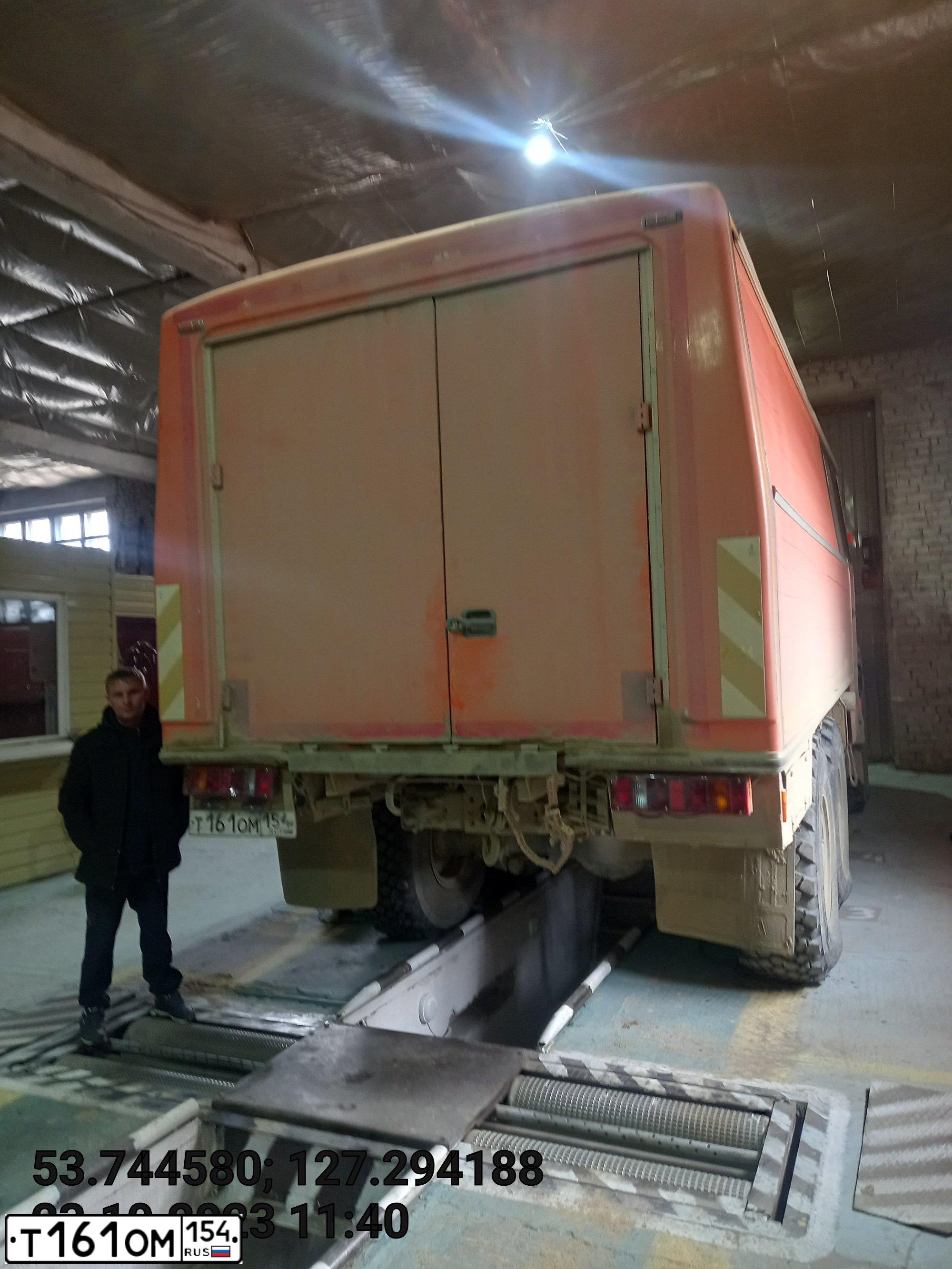 Фото автомобиля NEFAZ 4208 /KAMAZ 4310 6X6/, 2015 — госномер Т161ОМ154. Цвет: ОРАНЖЕВЫЙ