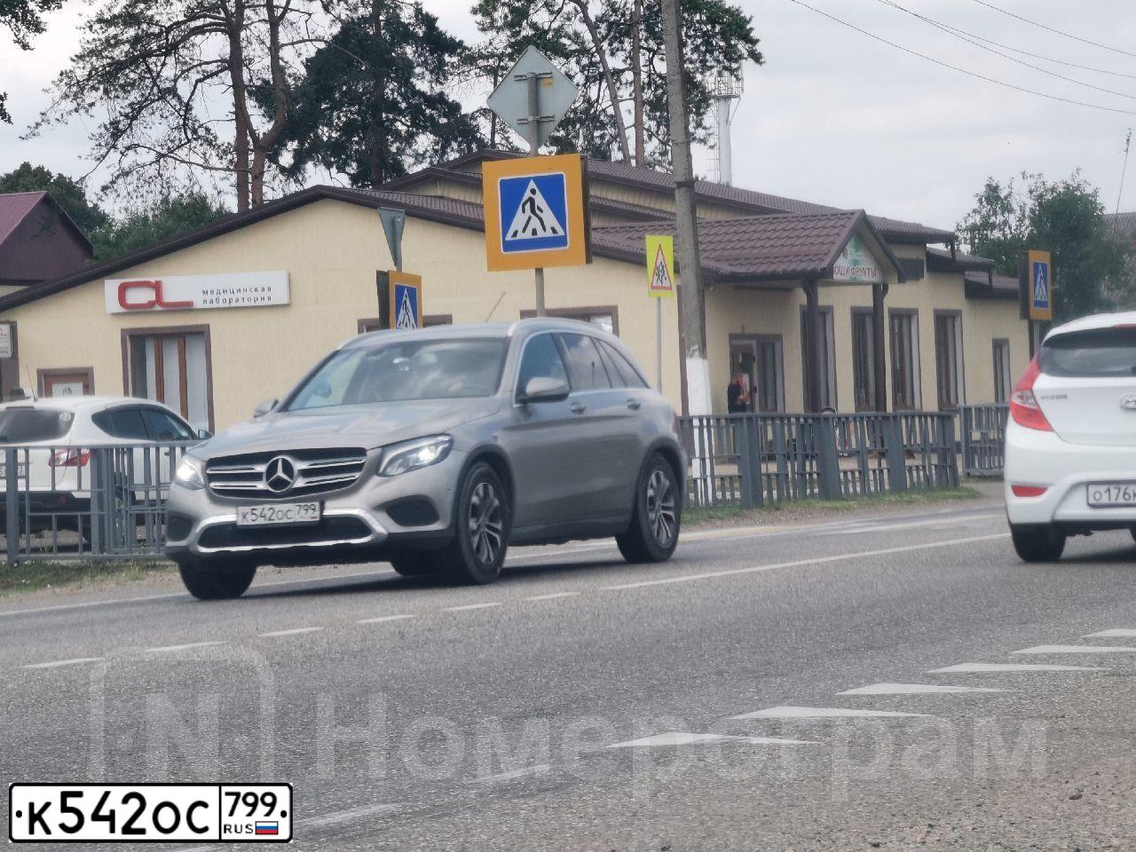 Фото автомобиля MERCEDES GLC-KLASSE, 2019 — госномер К542ОС799. Цвет: Серебристый