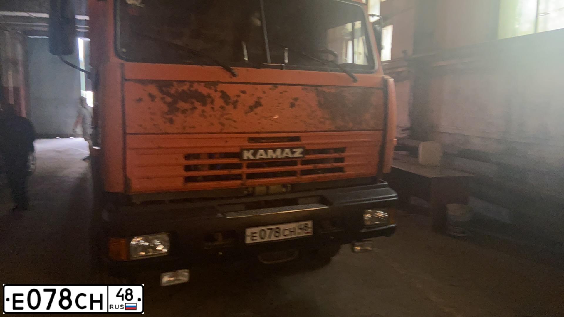 Фото автомобиля KAMAZ 53229 /6X4/, 2006 — госномер Е078СН48. Цвет: Оранжевый