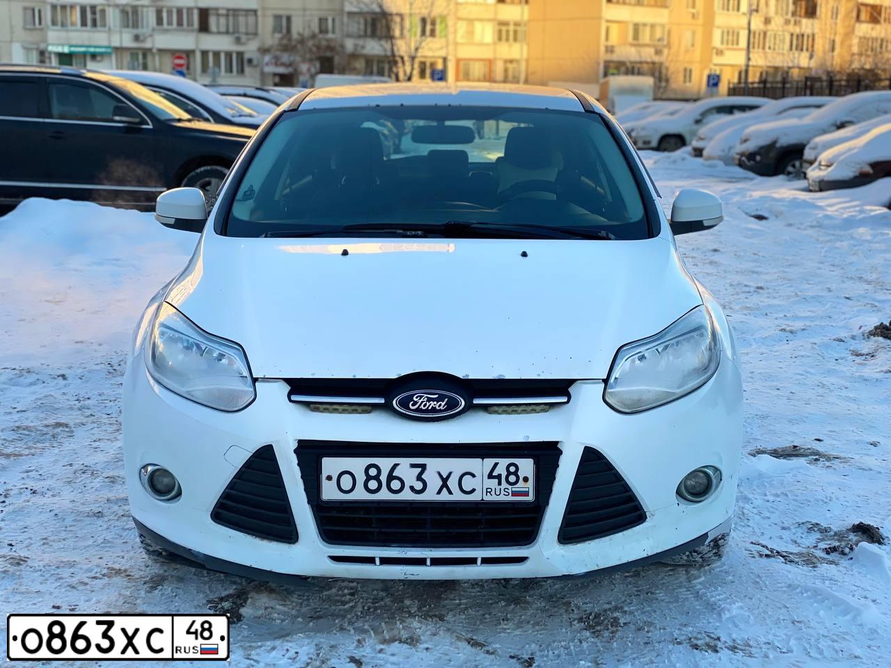 Фото автомобиля FORD FOCUS, 2013 — госномер О863ХС48. Цвет: БЕЛЫЙ ЖЕЛТЫЙ СЕРЫЙ