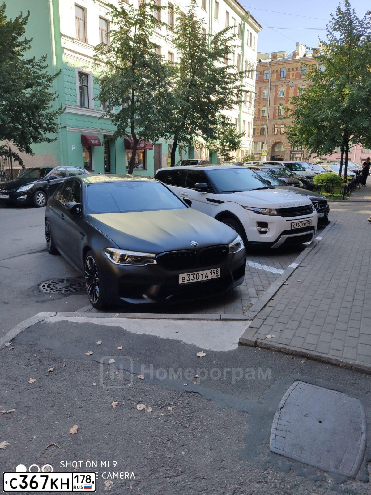 Фото автомобиля LANDROVER RANGE ROVER EVOQUE, 2013 — госномер У012УУ47. Цвет: ЯРКО-БЕЛЫЙ