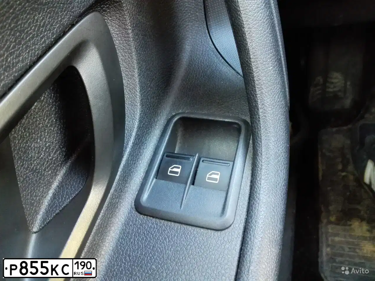 Фото автомобиля SKODA FABIA, 2010 — госномер Р693РО790. Цвет: Белый