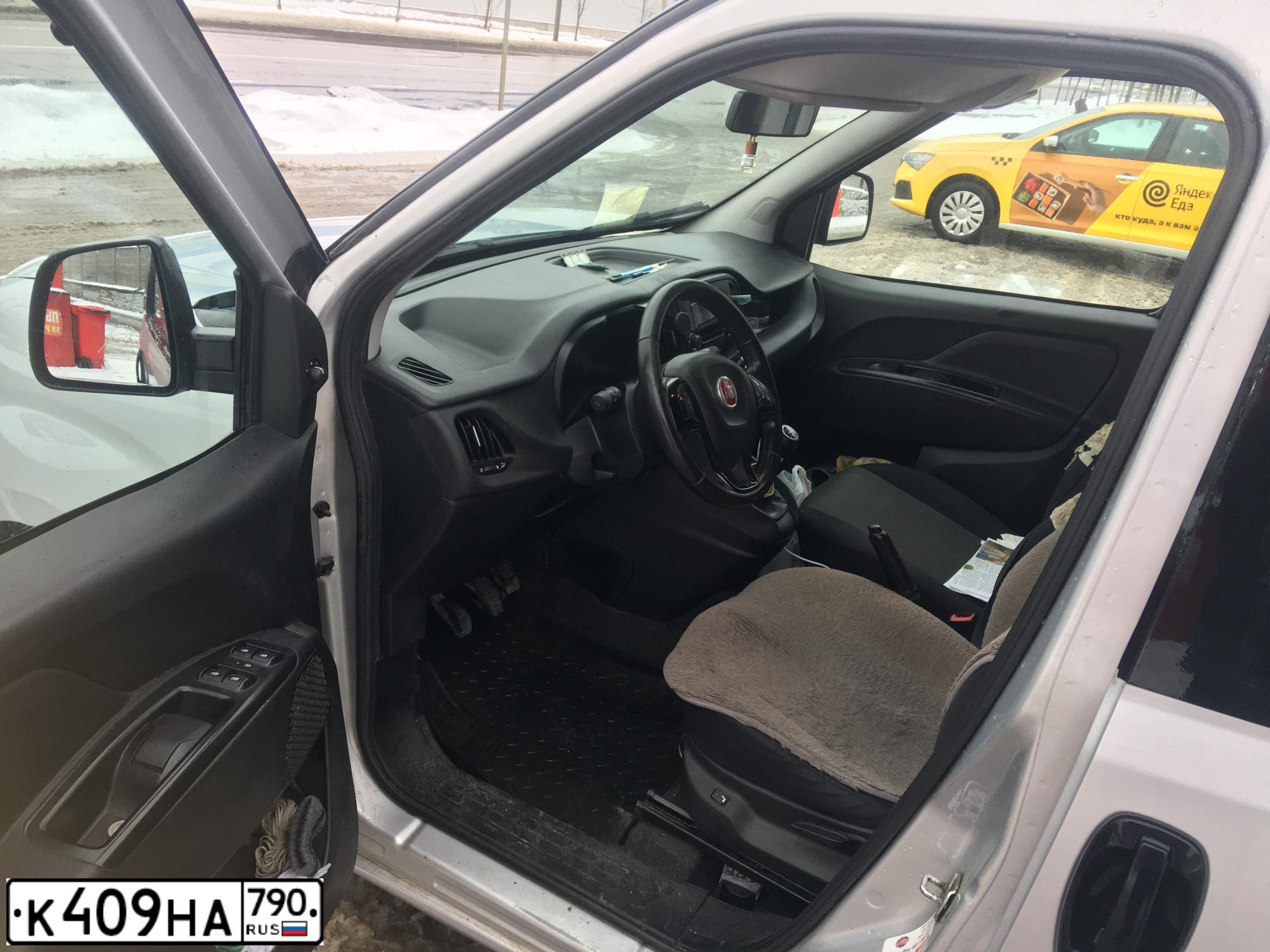 Фото автомобиля FIAT DOBLO, 2018 — госномер К409НА790. Цвет: СВЕТЛО-СЕРЫЙ