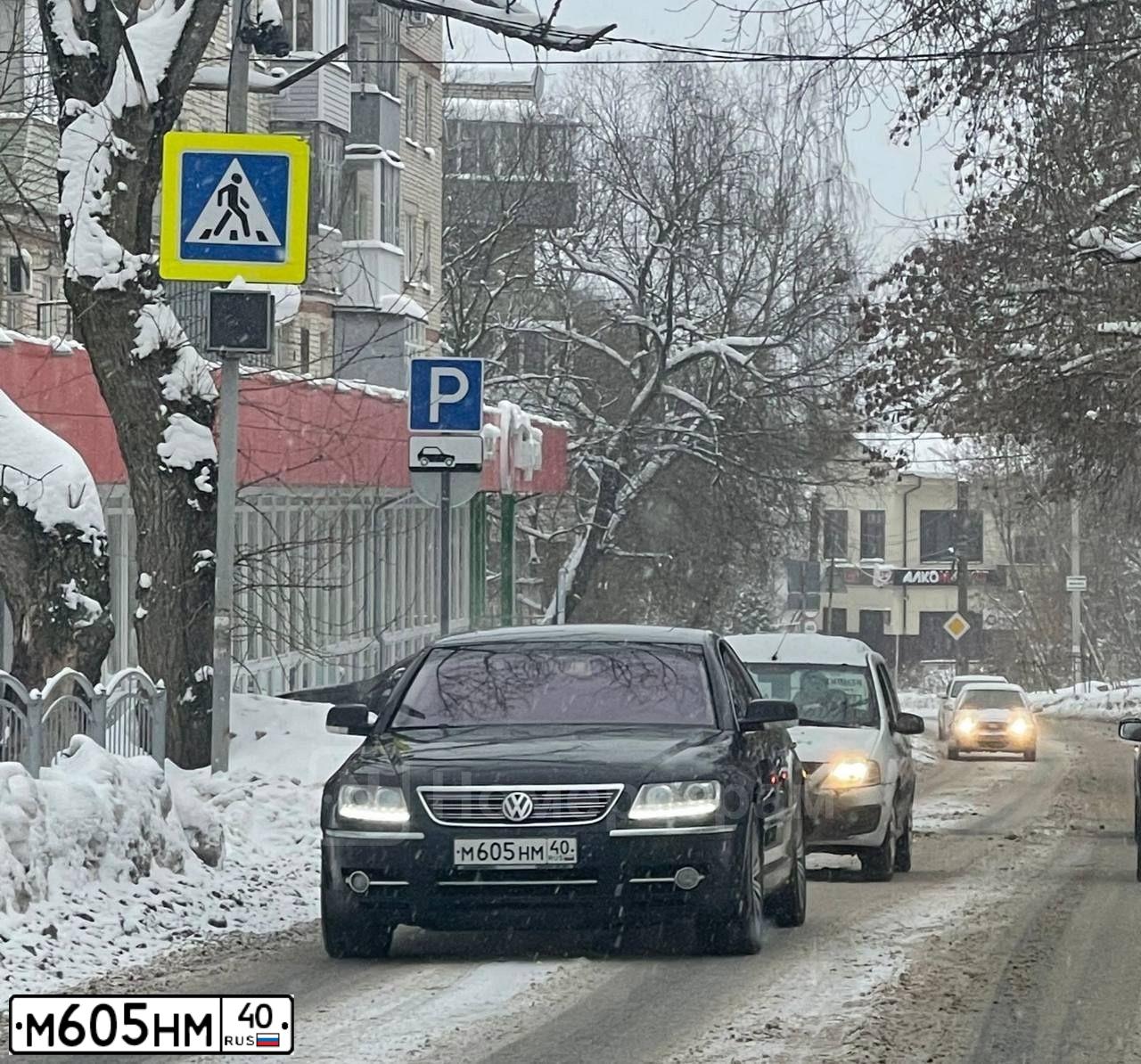 Фото автомобиля VOLKSWAGEN PHAETON, 2008 — госномер М605НМ40. Цвет: ТЕМНО-СИНИЙ