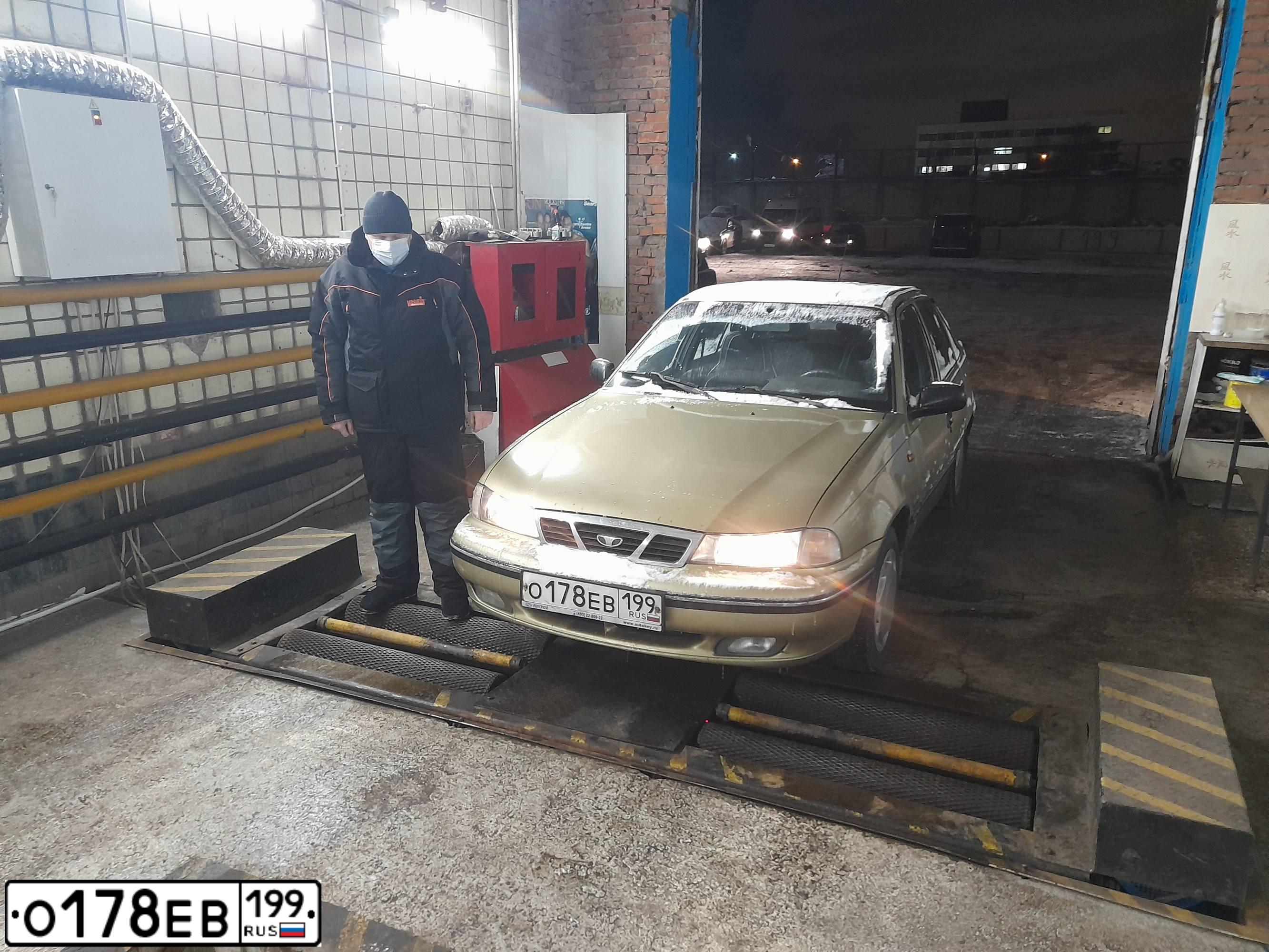 Фото автомобиля DAEWOO NEXIA, 2008 — госномер Т048АХ977. Цвет: ПЕСОЧНЫЙ