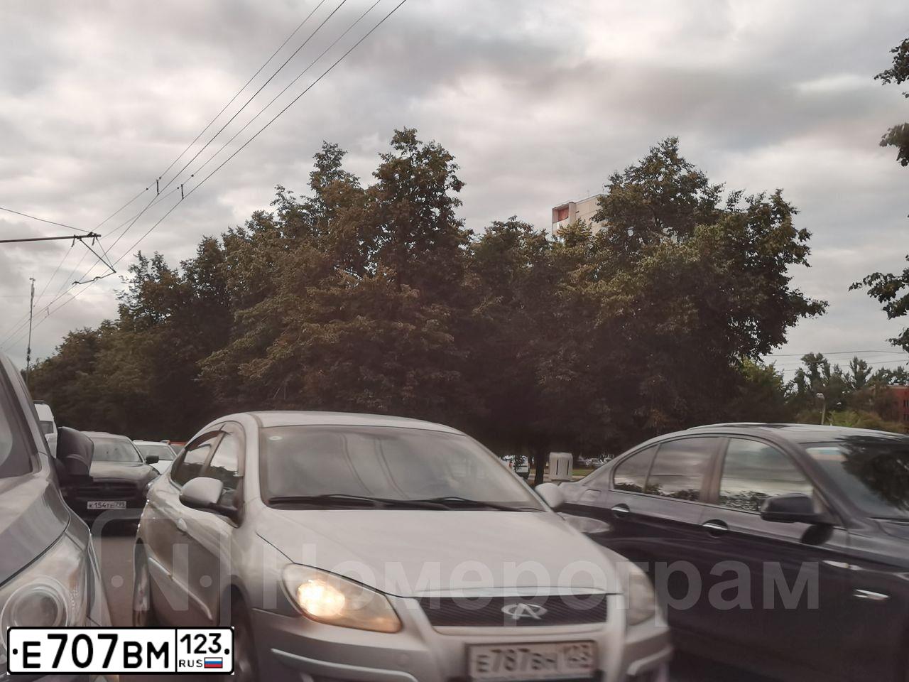 Фото автомобиля JEEP GRAND CHEROKEE, 2010 — госномер Е707ВМ123. Цвет: КРАСНЫЙ