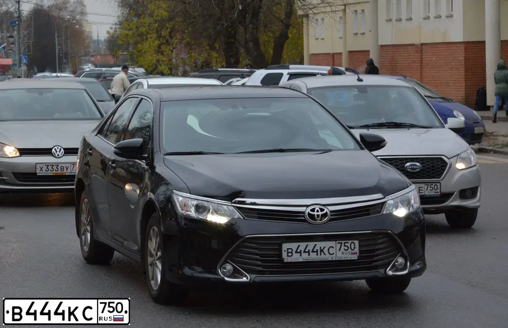 Фото автомобиля TOYOTA CAMRY, 2015 — госномер Е999УМ790. Цвет: ЧЕРНЫЙ