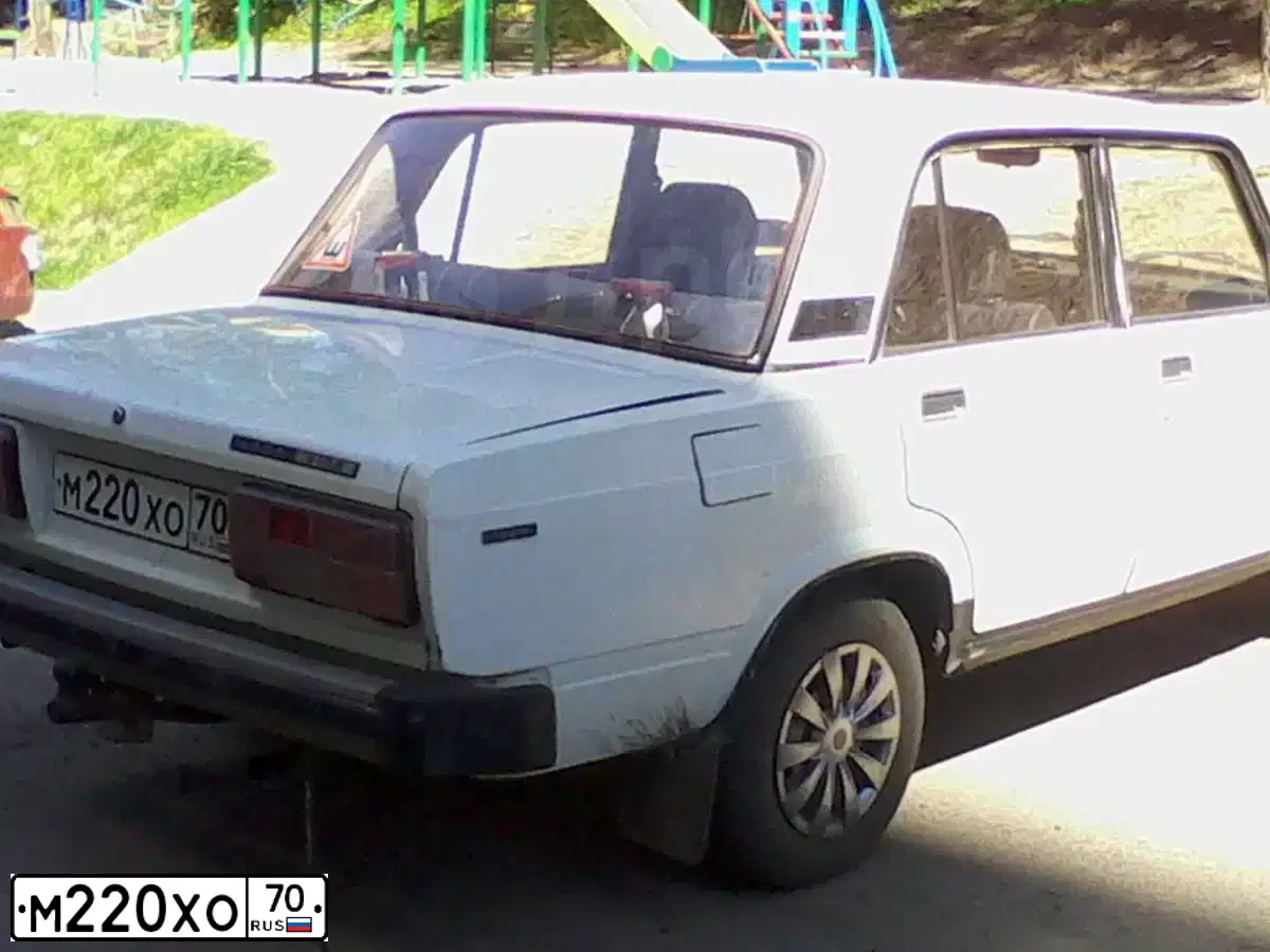 Фото автомобиля LADA 2105, 1993 — госномер М220ОХ70. Цвет: БЕЛЫЙ