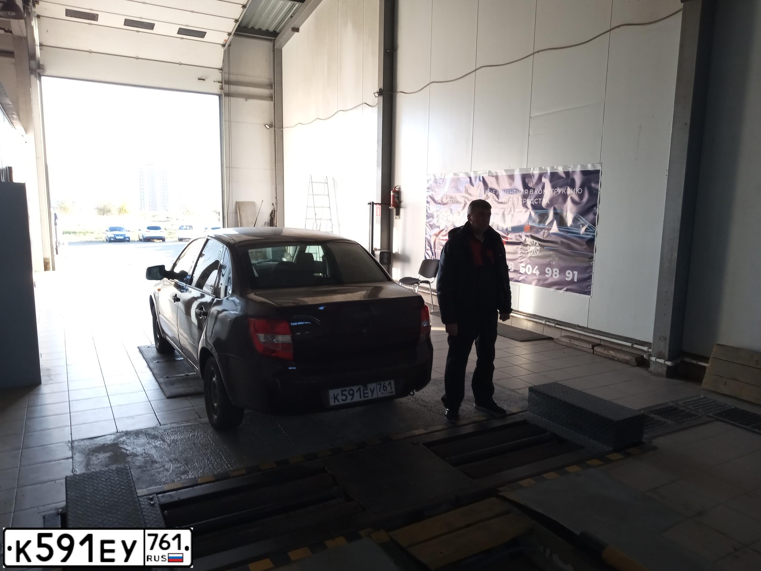 Фото автомобиля LADA 2190 GRANTA, 2012 — госномер А826АА61. Цвет: ТЕМНО-ВИШНЕВЫЙ