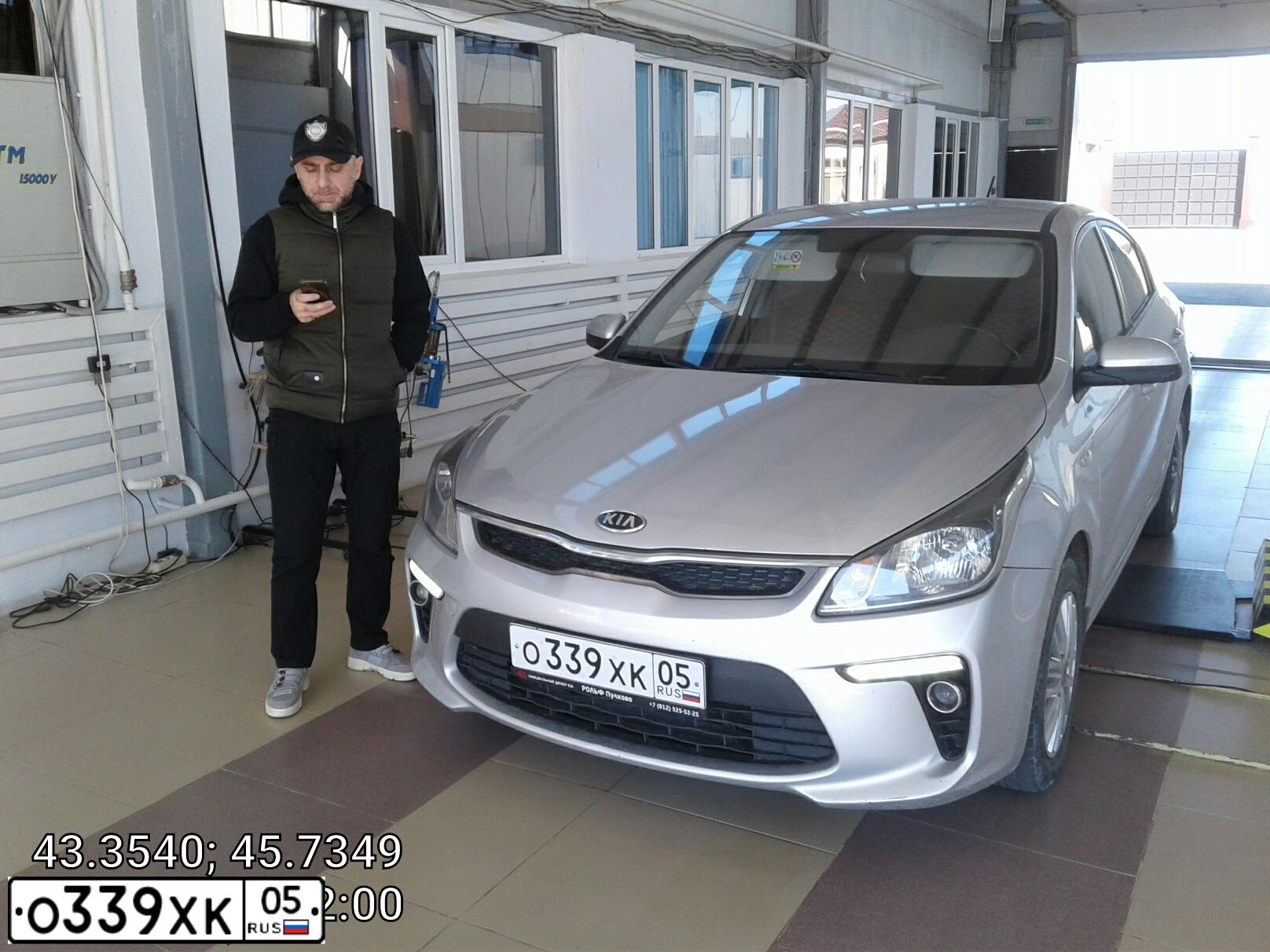 Фото автомобиля KIA RIO, 2018 — госномер О339ХК05. Цвет: Серебристый