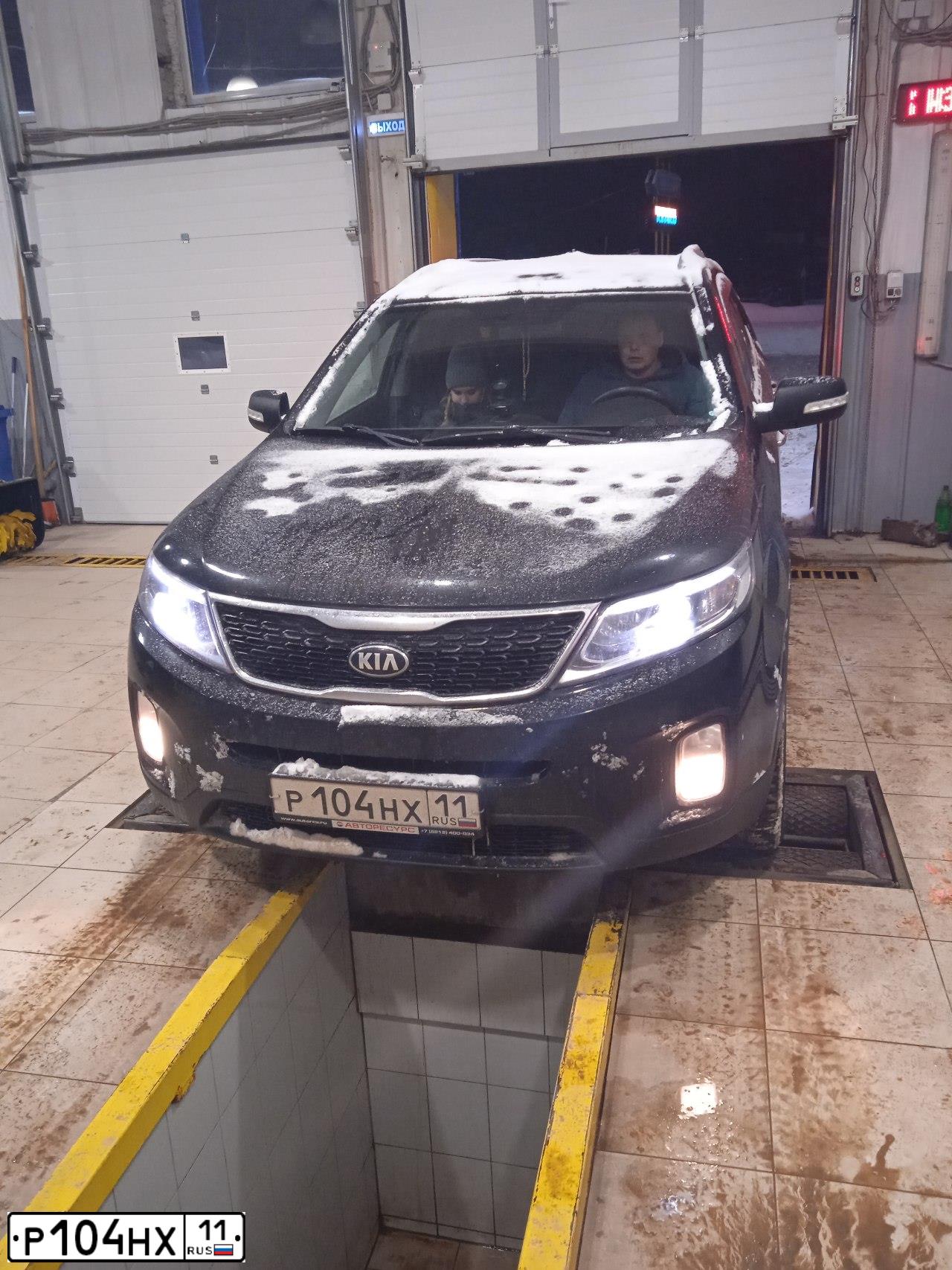 Фото автомобиля KIA SORENTO, 2014 — госномер Н899ЕВ152. Цвет: ЧЕРНЫЙ