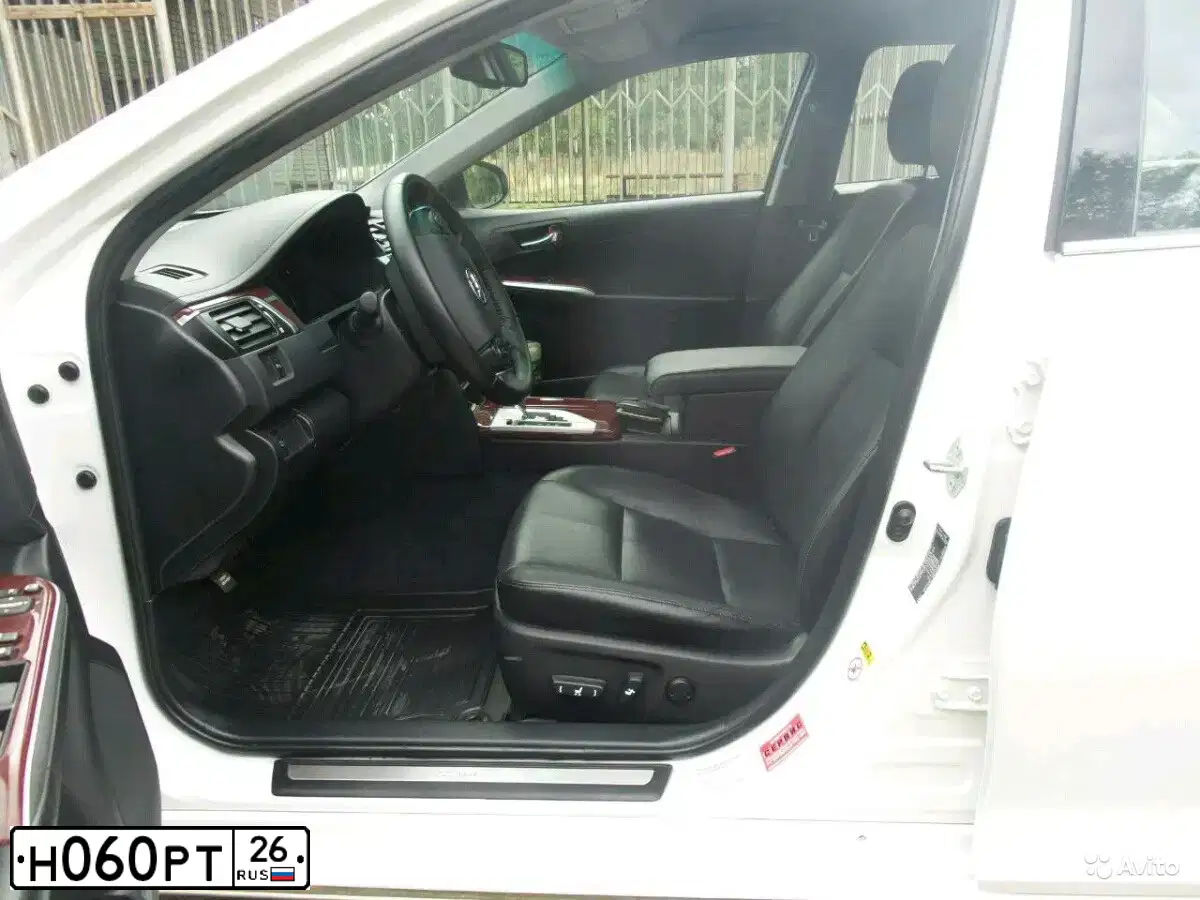 Фото автомобиля TOYOTA CAMRY, 2012 — госномер В840ОХ15. Цвет: Белый