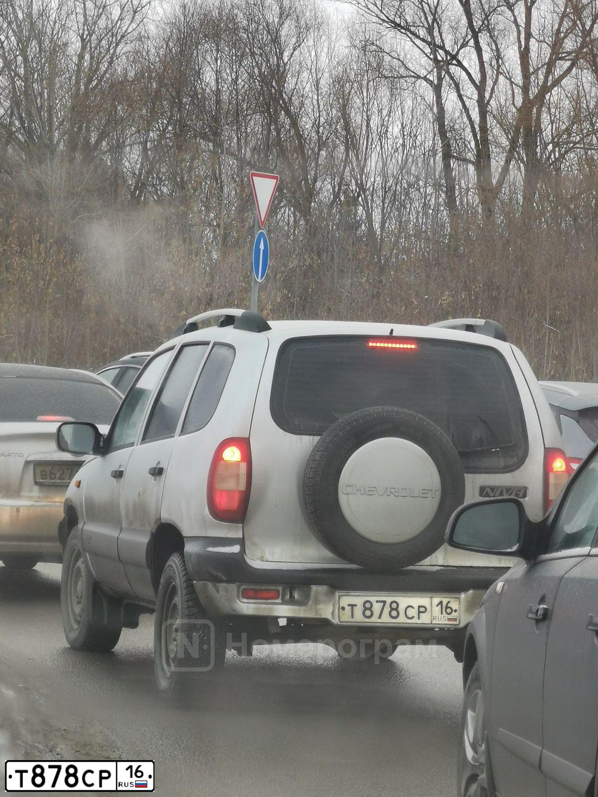 Фото автомобиля CHEVROLET NIVA, 2004 — госномер Т878СР16. Цвет: -