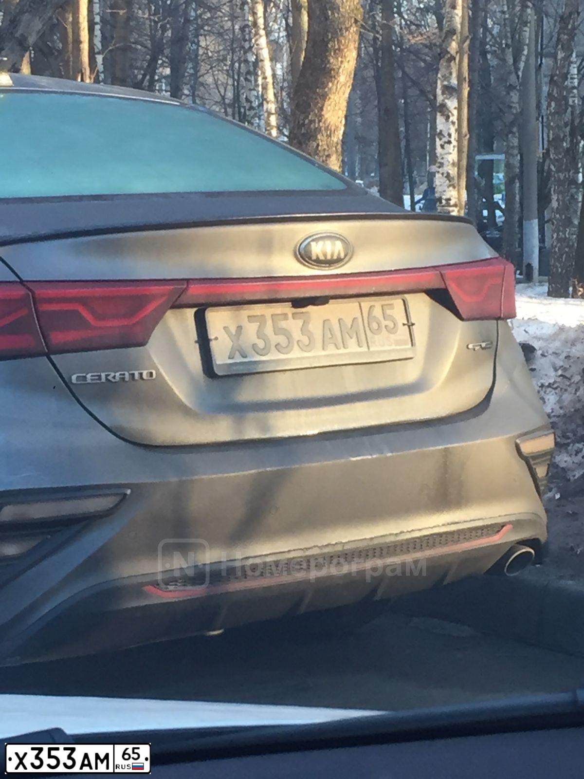 Фото автомобиля KIA CERATO, 2020 — госномер Х353АМ65. Цвет: СЕРЫЙ