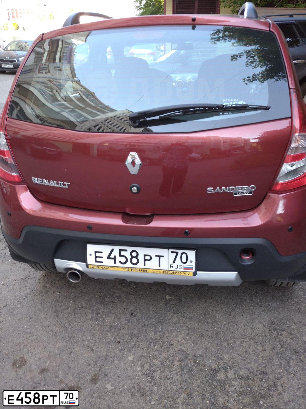Фото автомобиля RENAULT SANDERO, 2012 — госномер Е458РТ70. Цвет: Красный