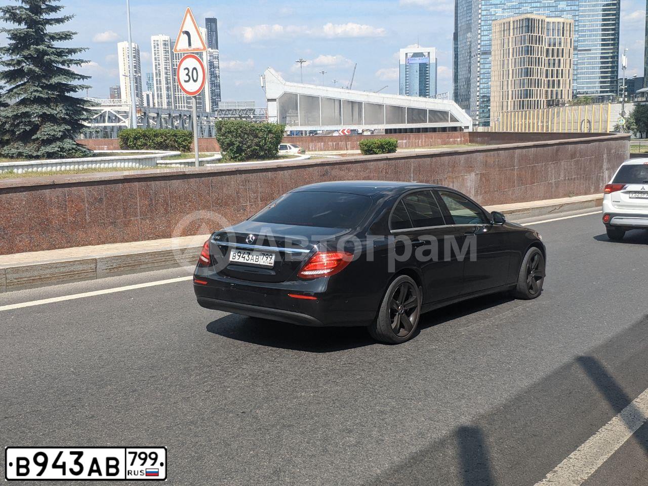 Фото автомобиля MERCEDES E-KLASSE, 2017 — госномер В943АВ799. Цвет: ЧЕРНЫЙ