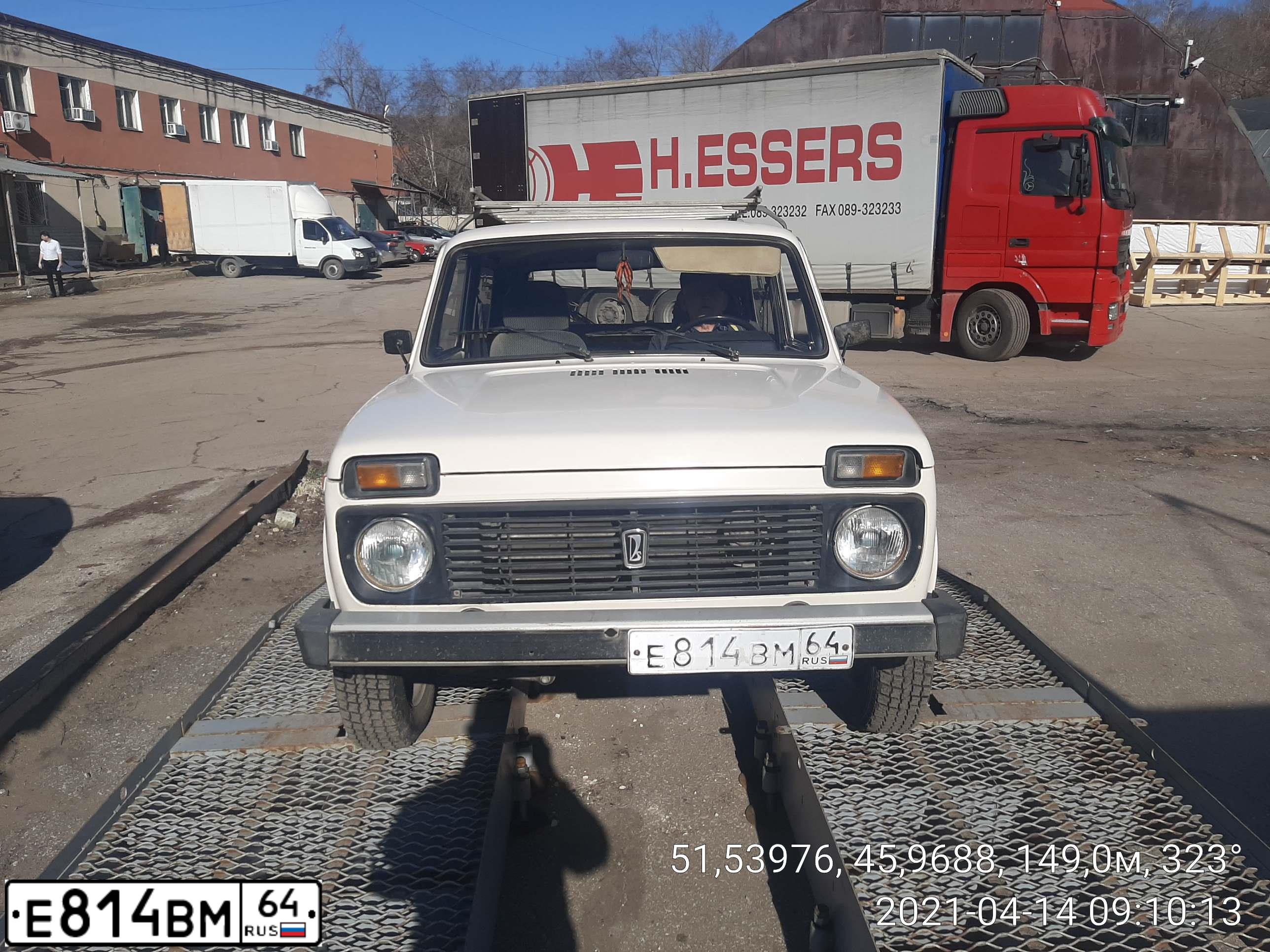 Фото автомобиля LADA 2121 NIVA, 1995 — госномер Е814ВМ64. Цвет: БЕЛО БЕЖЕВЫЙ