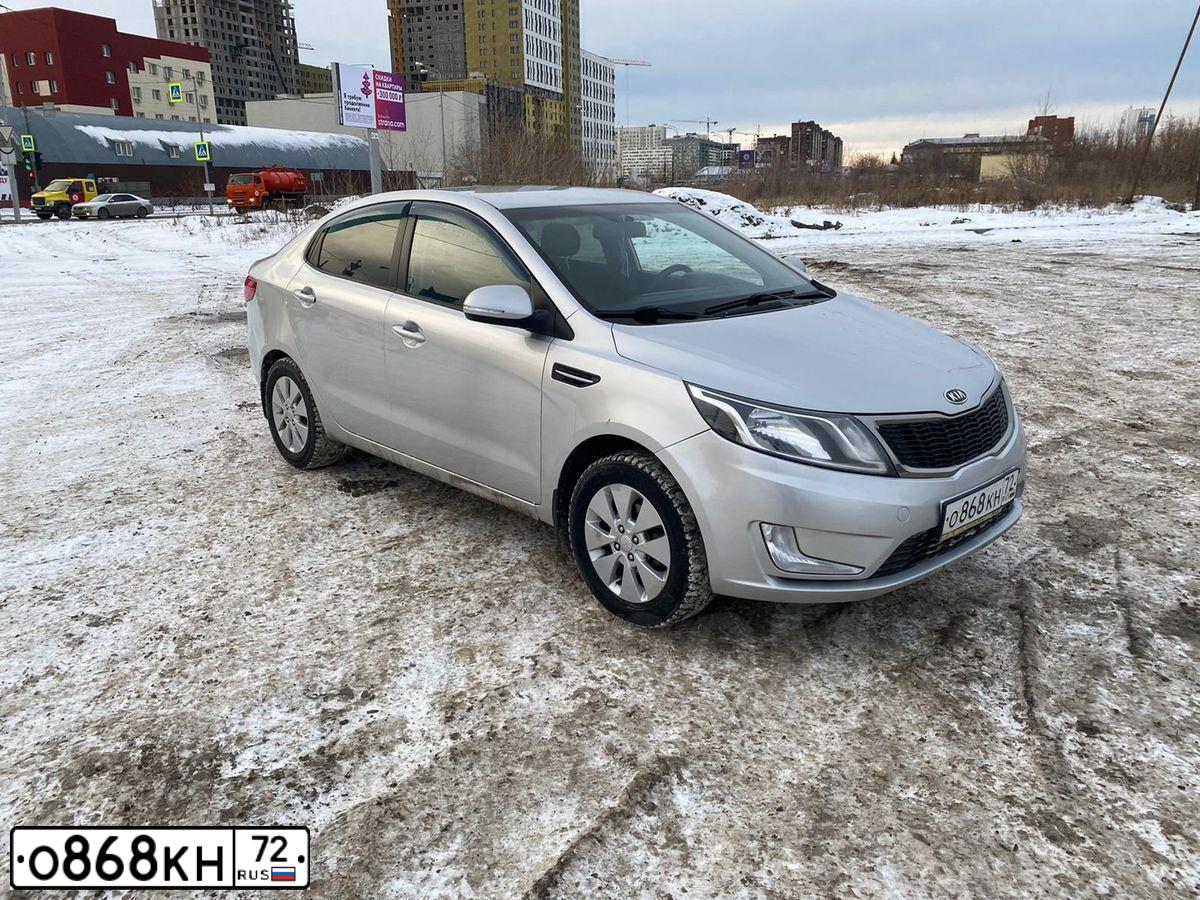 Фото автомобиля KIA RIO, 2012 — госномер О868КН72. Цвет: СЕРЕБРИСТЫЙ