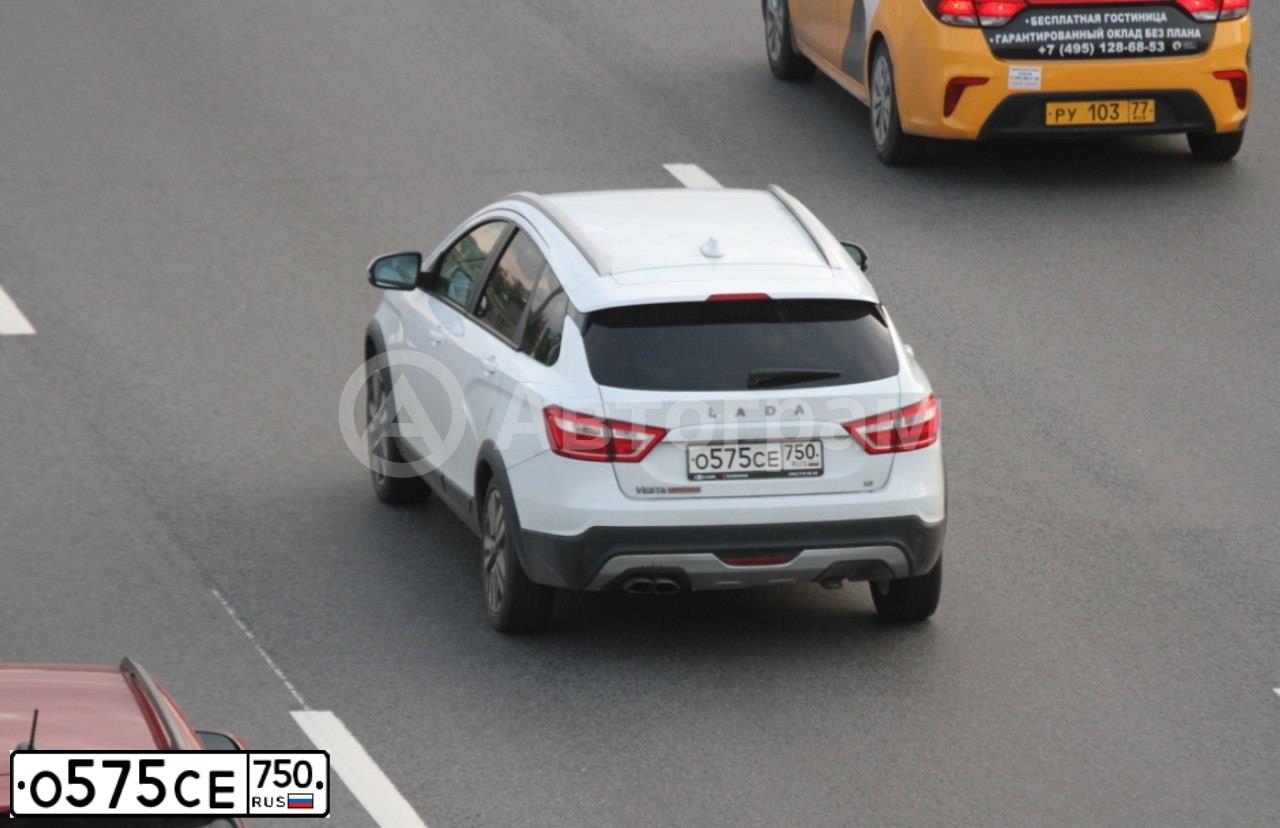 Фото автомобиля LADA VESTA, 2018 — госномер О575СЕ750. Цвет: БЕЛЫЙ