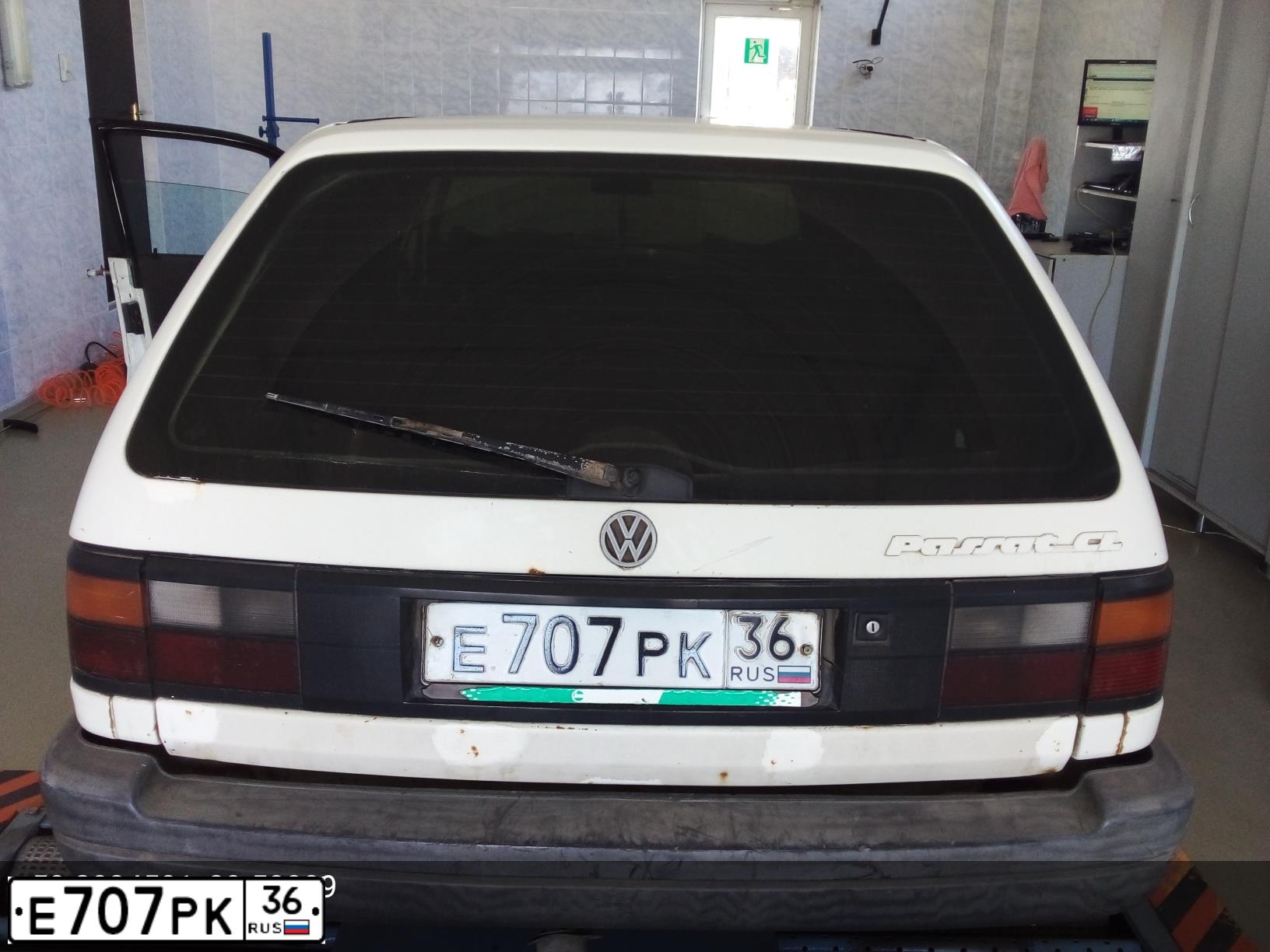Фото автомобиля VOLKSWAGEN PASSAT, 1992 — госномер Е707РК36. Цвет: БЕЛЫЙ