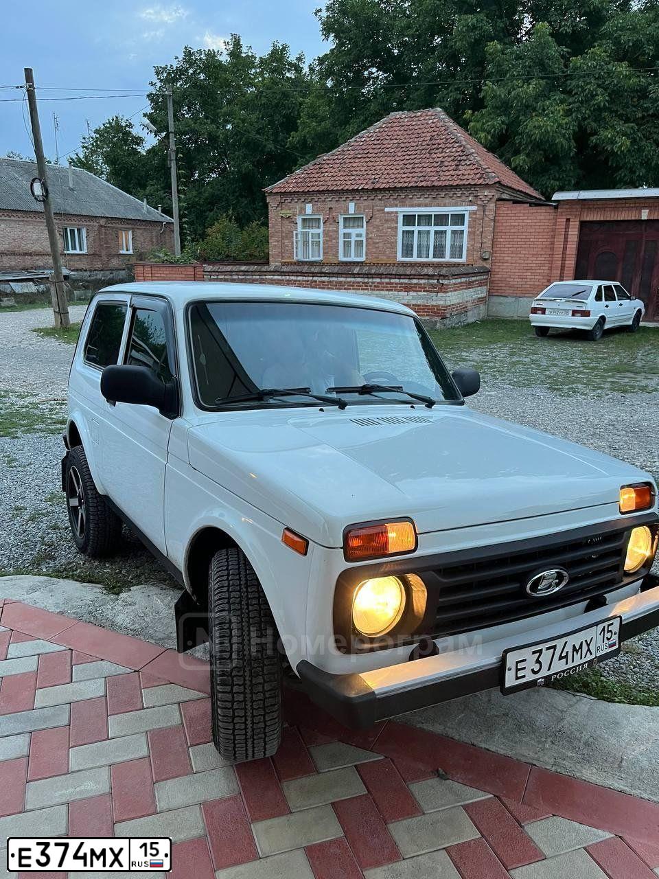Фото автомобиля LADA 2121 NIVA, 2017 — госномер Е374МХ15. Цвет: ЯРКО - БЕЛЫЙ