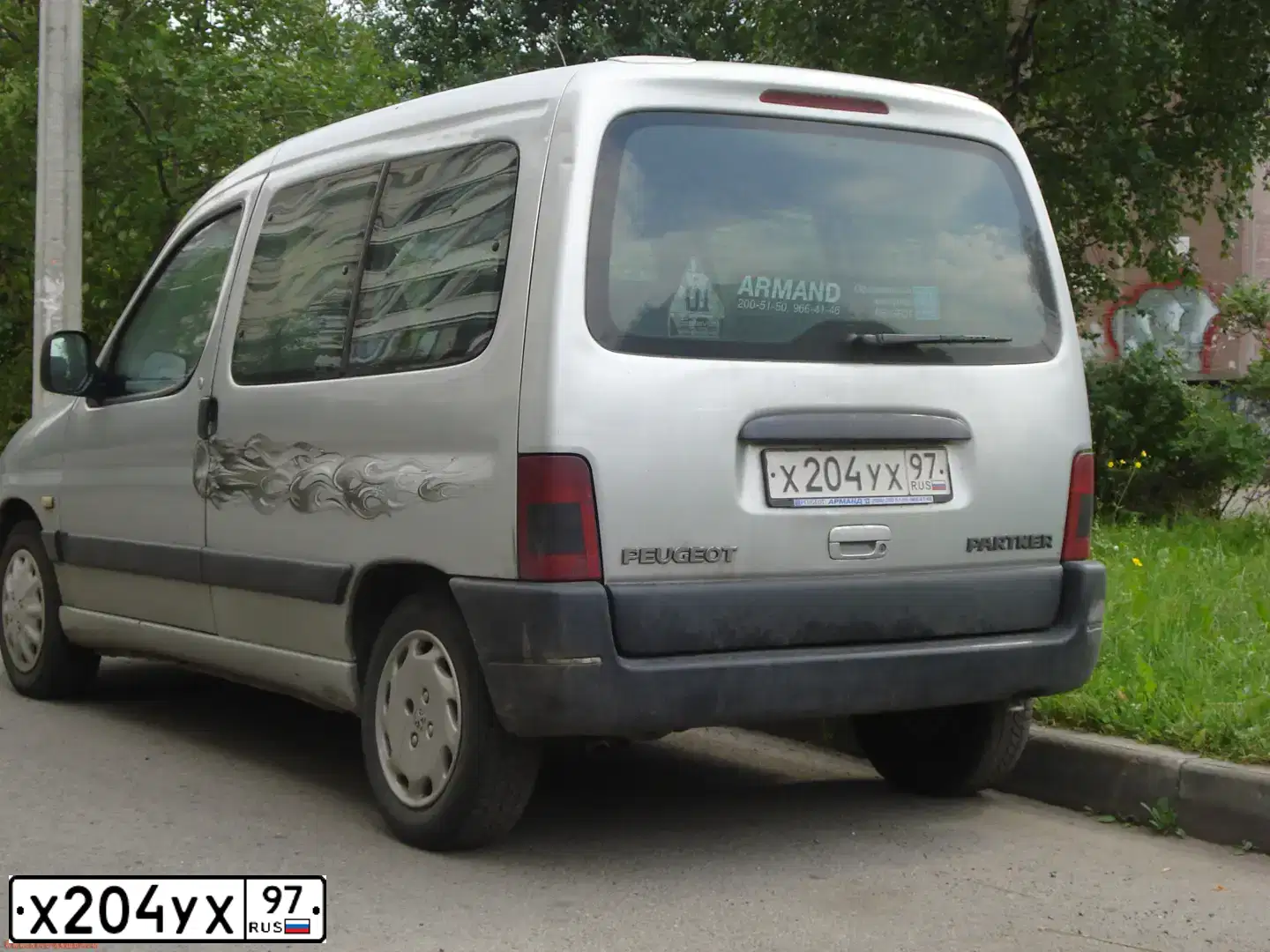Фото автомобиля PEUGEOT PARTNER, 1998 — госномер М095ХК77. Цвет: СЕРЫЙ