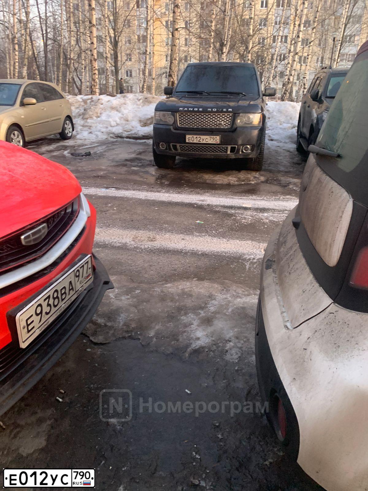 Фото автомобиля LANDROVER RANGE ROVER, 2008 — госномер Е818ЕМ197. Цвет: Темно-синий