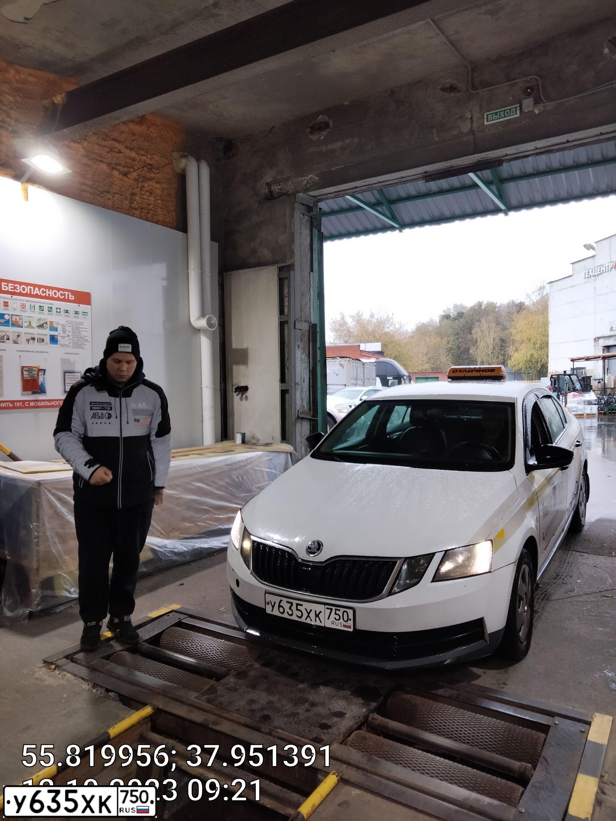 Фото автомобиля SKODA OCTAVIA, 2017 — госномер В001ТН33. Цвет: БЕЛЫЙ-ЖЕЛТЫЙ-СЕРЫЙ