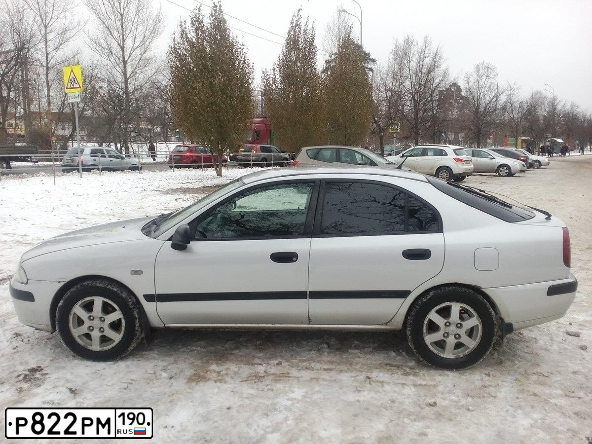 Фото автомобиля MITSUBISHI CARISMA, 1999 — госномер Р822РМ190. Цвет: Серебристый