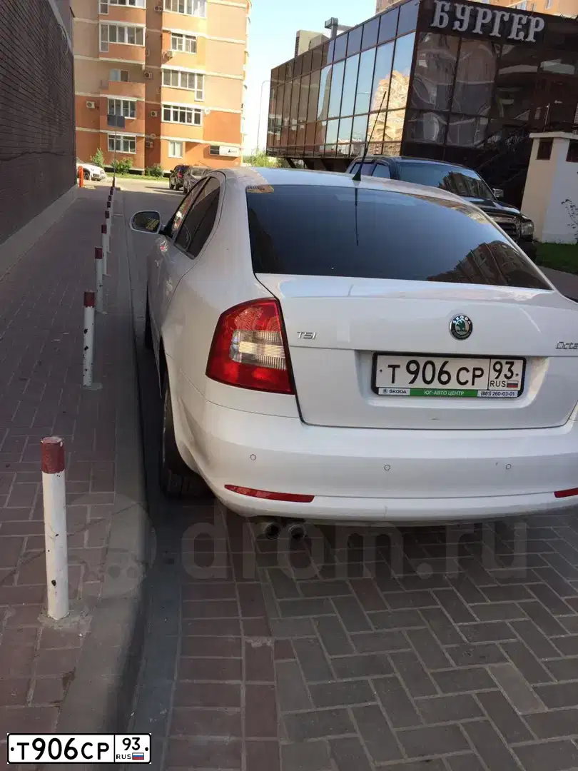 Фото автомобиля SKODA OCTAVIA, 2010 — госномер Е670ХС123. Цвет: Белый