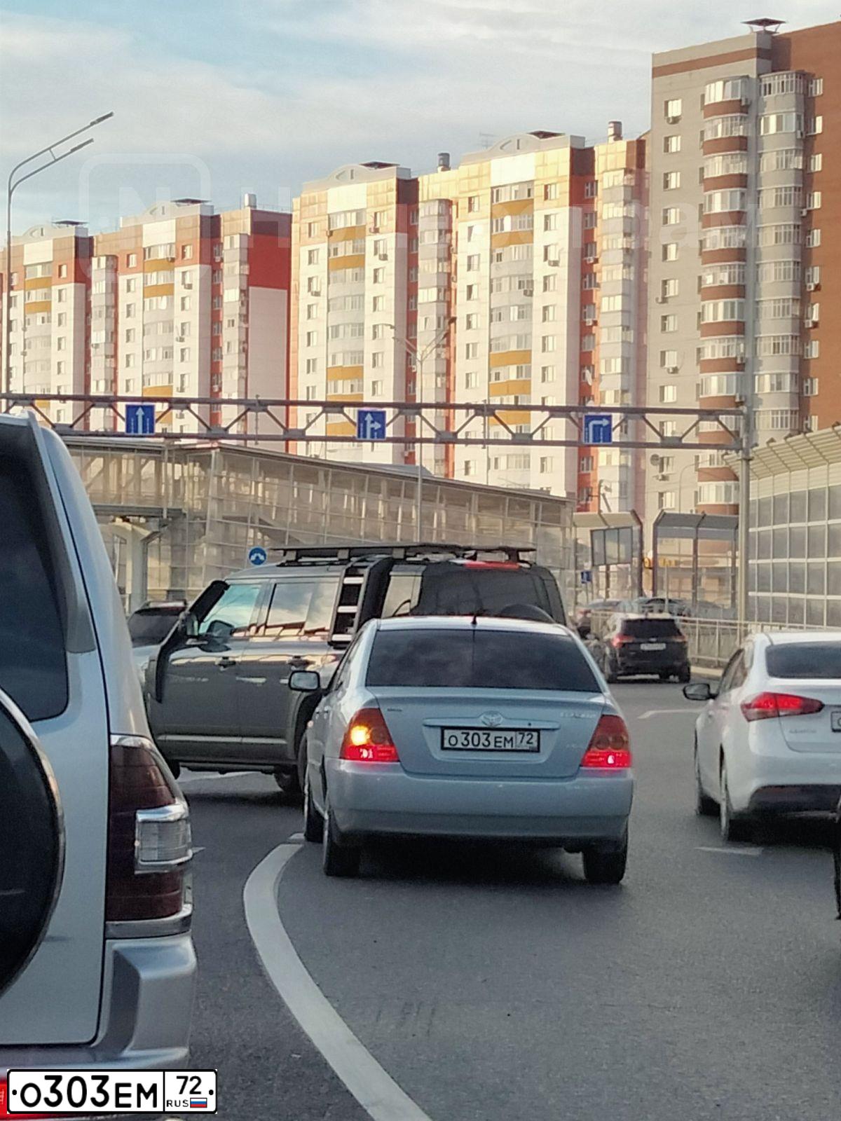 Фото автомобиля TOYOTA COROLLA, 2006 — госномер О303ЕМ72. Цвет: ГОЛУБОЙ