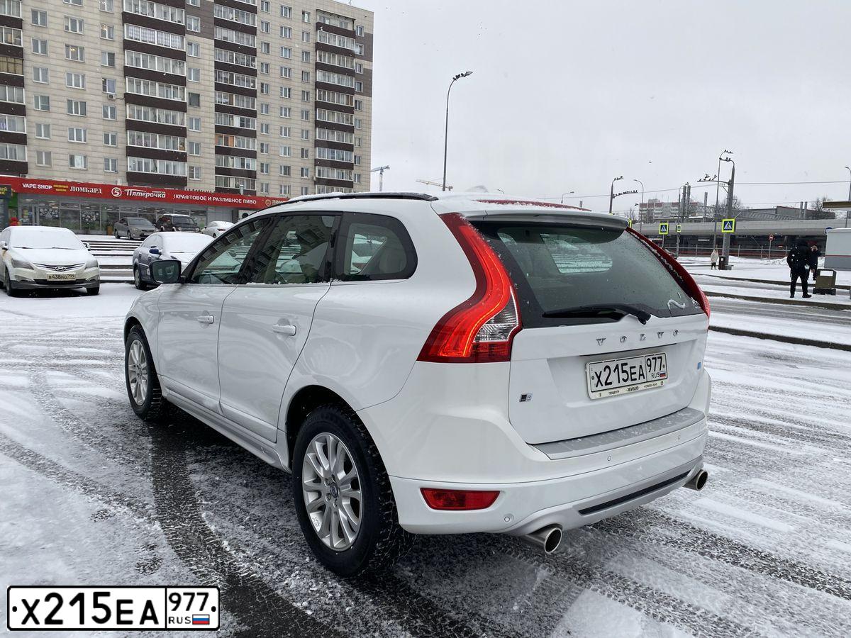 Фото автомобиля VOLVO XC60, 2012 — госномер Х215ЕА977. Цвет: Белый