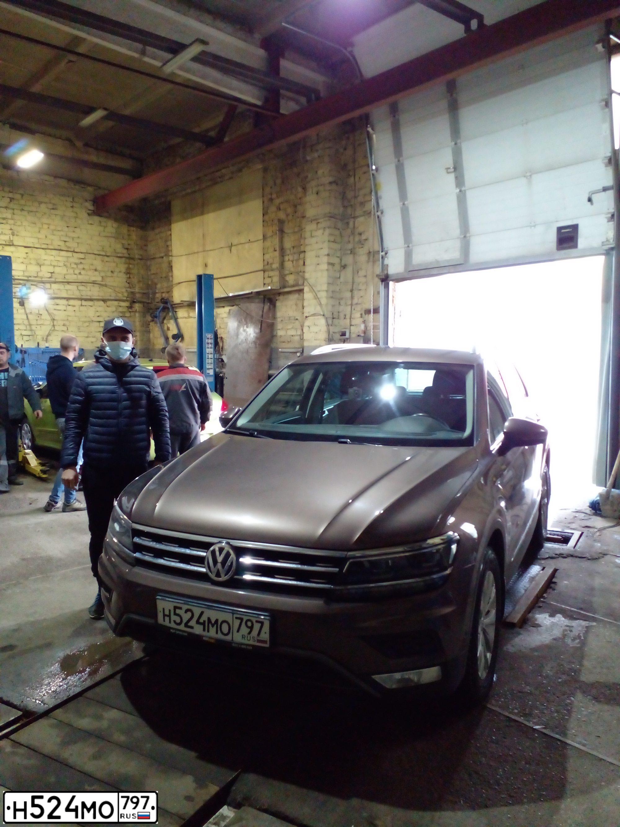 Фото автомобиля VOLKSWAGEN TIGUAN, 2017 — госномер Т799УХ152. Цвет: Коричневый