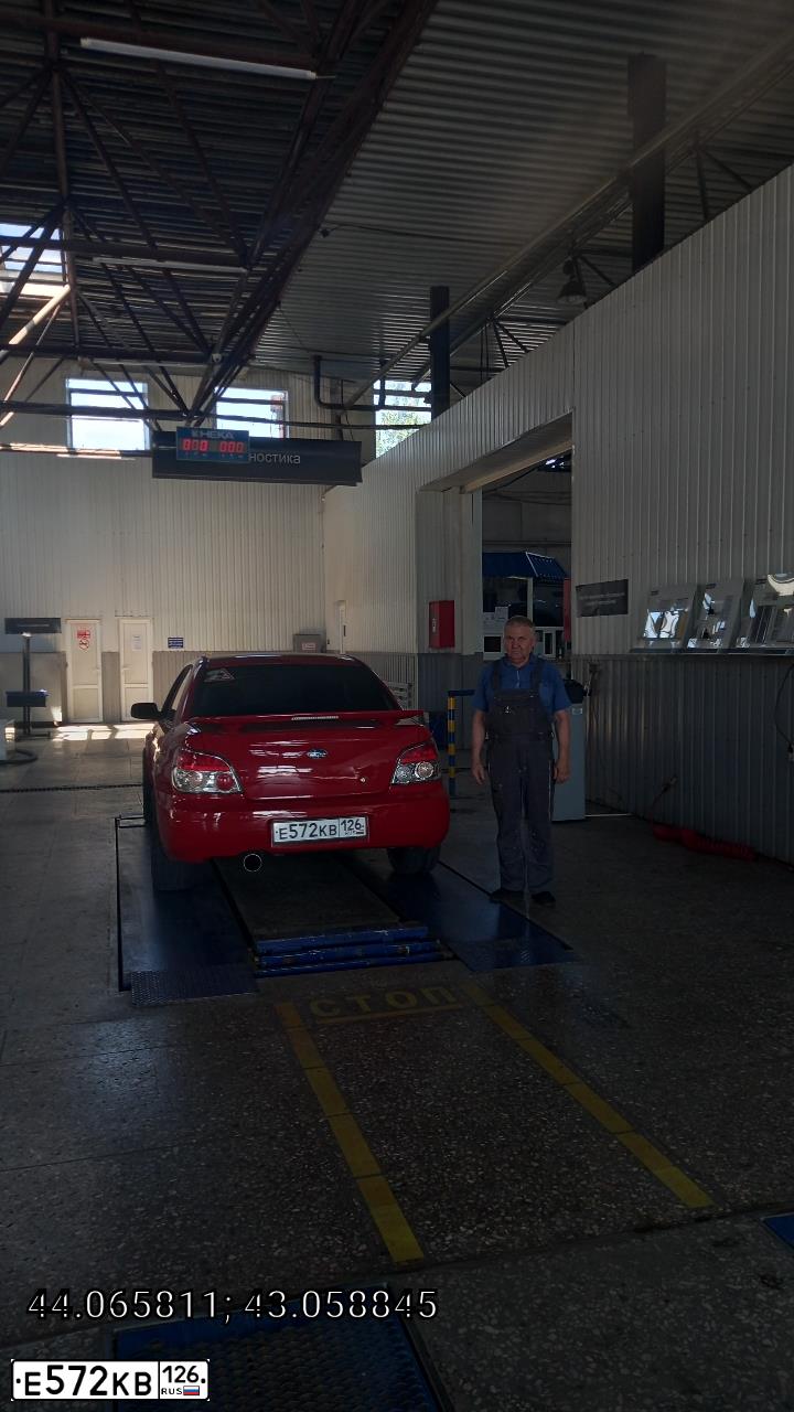 Фото автомобиля SUBARU IMPREZA, 2006 — госномер Е572КВ126. Цвет: Красный