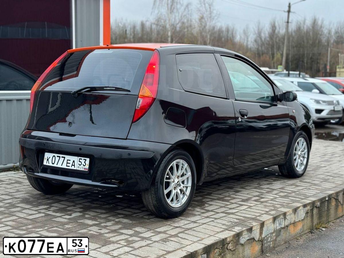 Фото автомобиля FIAT PUNTO, 2002 — госномер К077ЕА53. Цвет: Черный Оранжевый