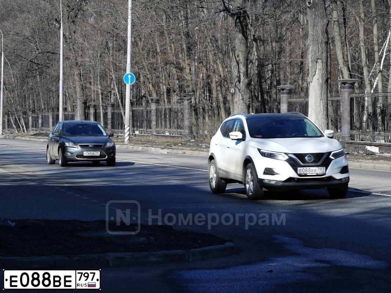 Фото автомобиля NISSAN QASHQAI, 2020 — госномер Е088ВЕ797. Цвет: Белый