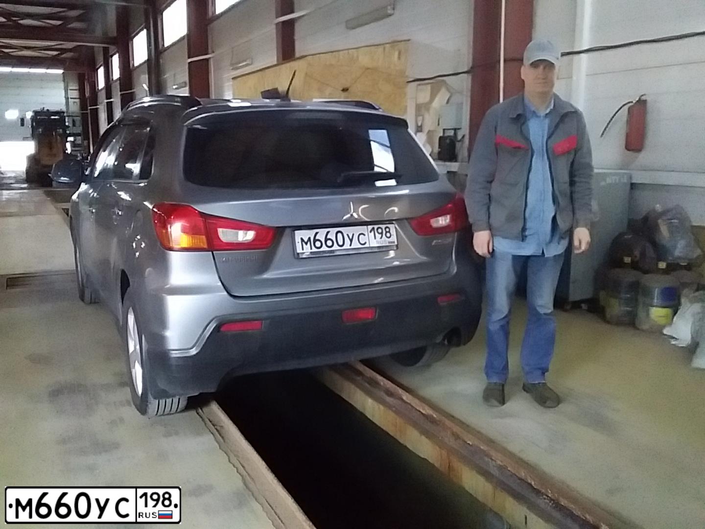 Фото автомобиля MITSUBISHI ASX, 2012 — госномер М660УС198. Цвет: СЕРЫЙ