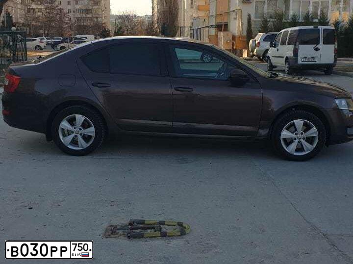 Фото автомобиля SKODA OCTAVIA, 2013 — госномер В030РР750. Цвет: Коричневый