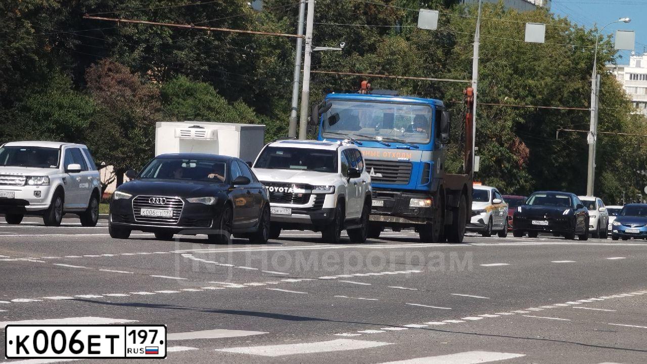 Фото автомобиля KIA SORENTO, 2006 — госномер К808КА32. Цвет: Серебристый