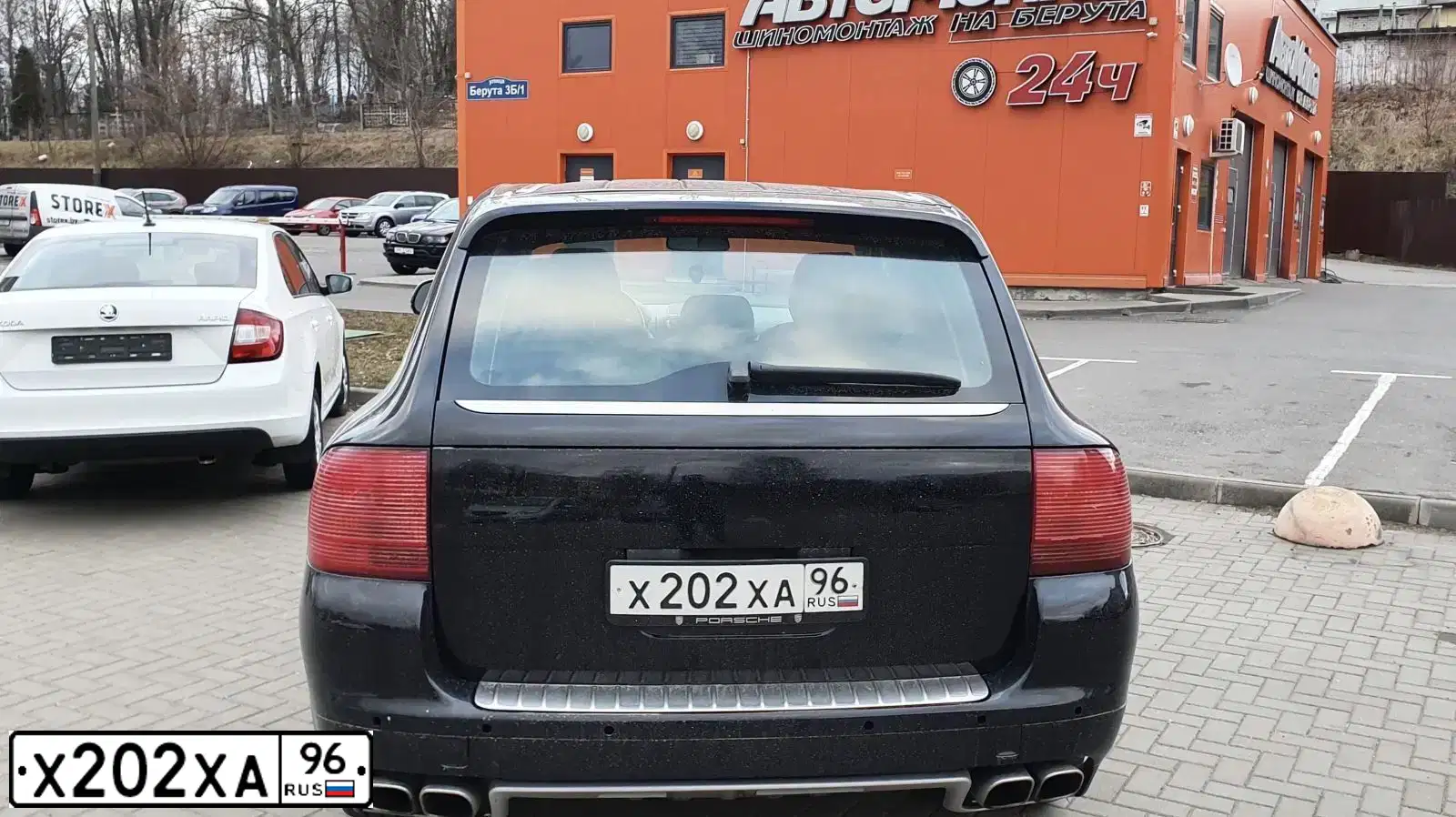 Фото автомобиля PORSCHE CAYENNE, 2003 — госномер Х202ХА96. Цвет: ЧЕРНЫЙ