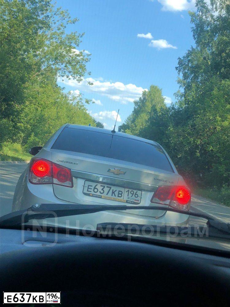 Фото автомобиля CHEVROLET CRUZE, 2012 — госномер Е111ТР196. Цвет: СЕРЕБРИСТЫЙ