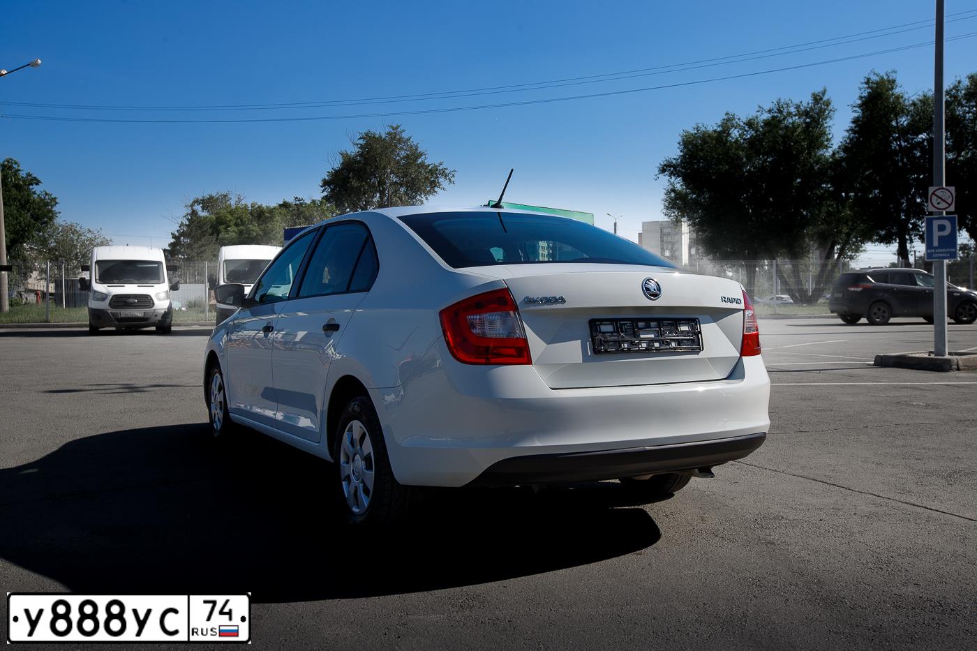 Фото автомобиля KIA RIO, 2017 — госномер Е769ХЕ196. Цвет: ОРАНЖЕВЫЙ