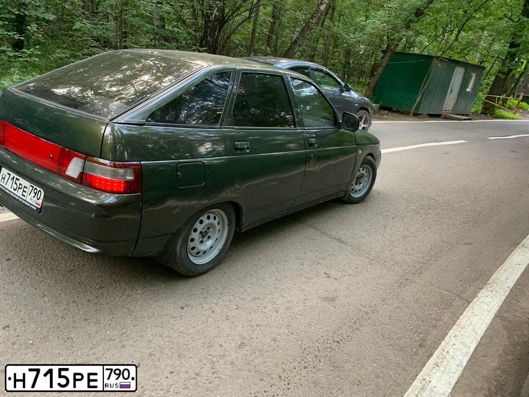 Фото автомобиля LADA 2112, 2007 — госномер В933УУ64. Цвет: ЗОЛОТИСТЫЙ ТЕМНО-ЗЕЛЕНЫЙ