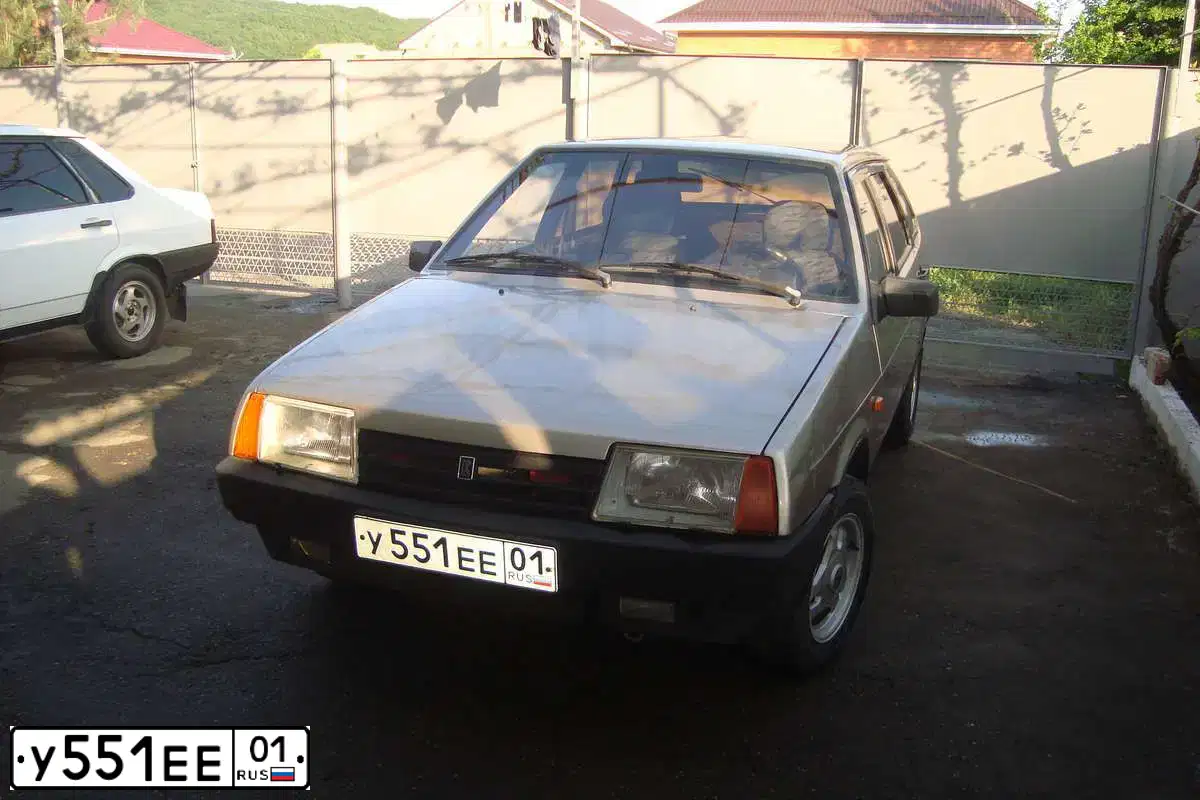 Фото автомобиля LADA 2109 SAMARA, 2001 — госномер Р869СХ161. Цвет: Серебристо-золотой